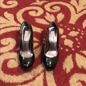 Black Steve Madden round toe pumps